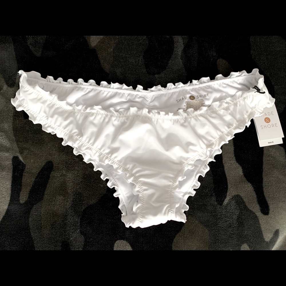 White low rise bathing suit scrunch bottoms